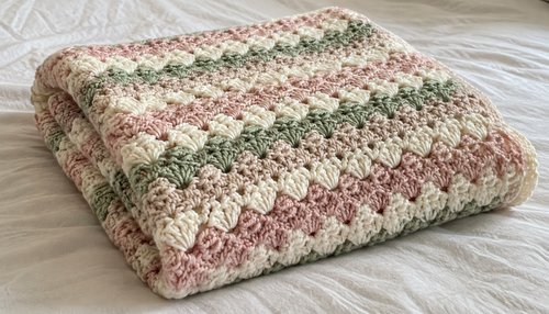 Baby blanket crochet pattern free: soft cream and pink baby blanket